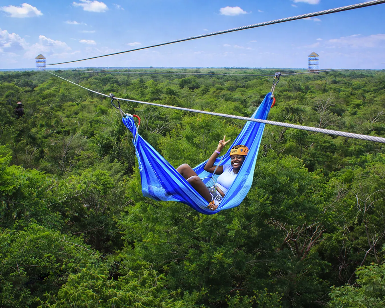 Fotomontaje: la misma mujer en su hamaca con cielo azul y horizonte agregados y el color ajustado