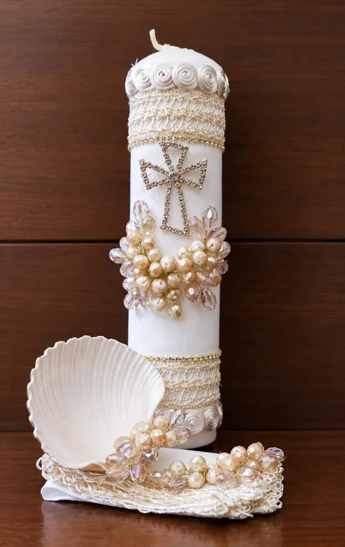Vela de bautizo decorada con perlas
