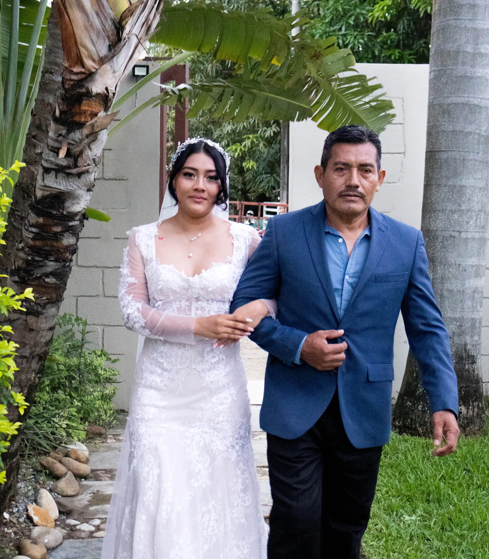 La novia entra del brazo de su papá