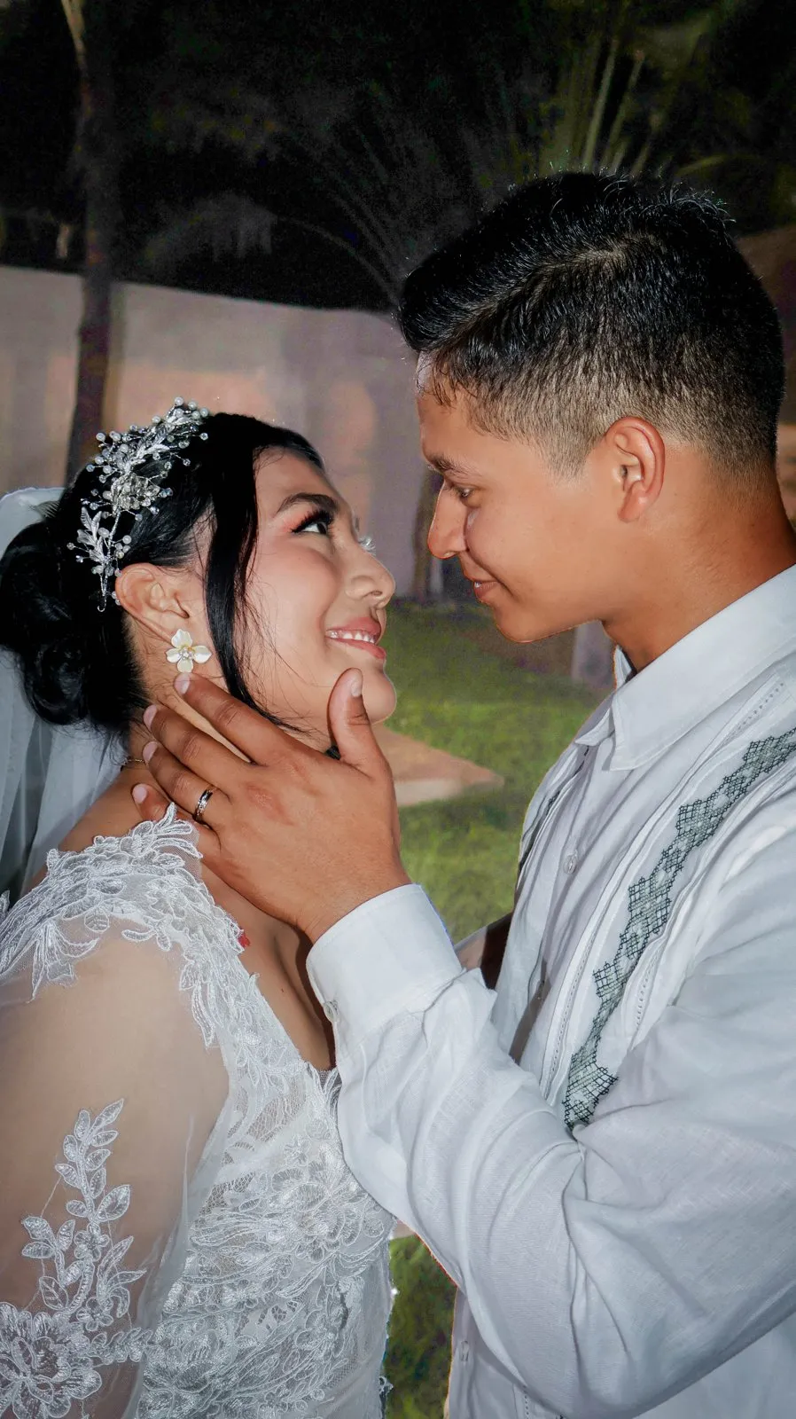 Novios frente a frente en su boda en la playa