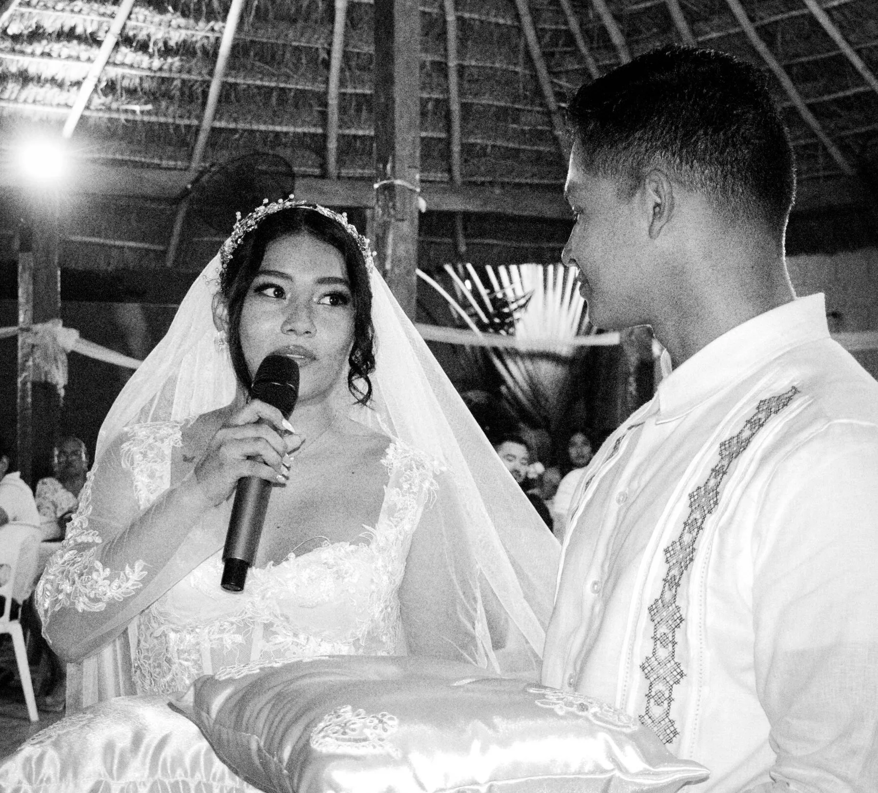 La novia dice sus votos con el micrófono