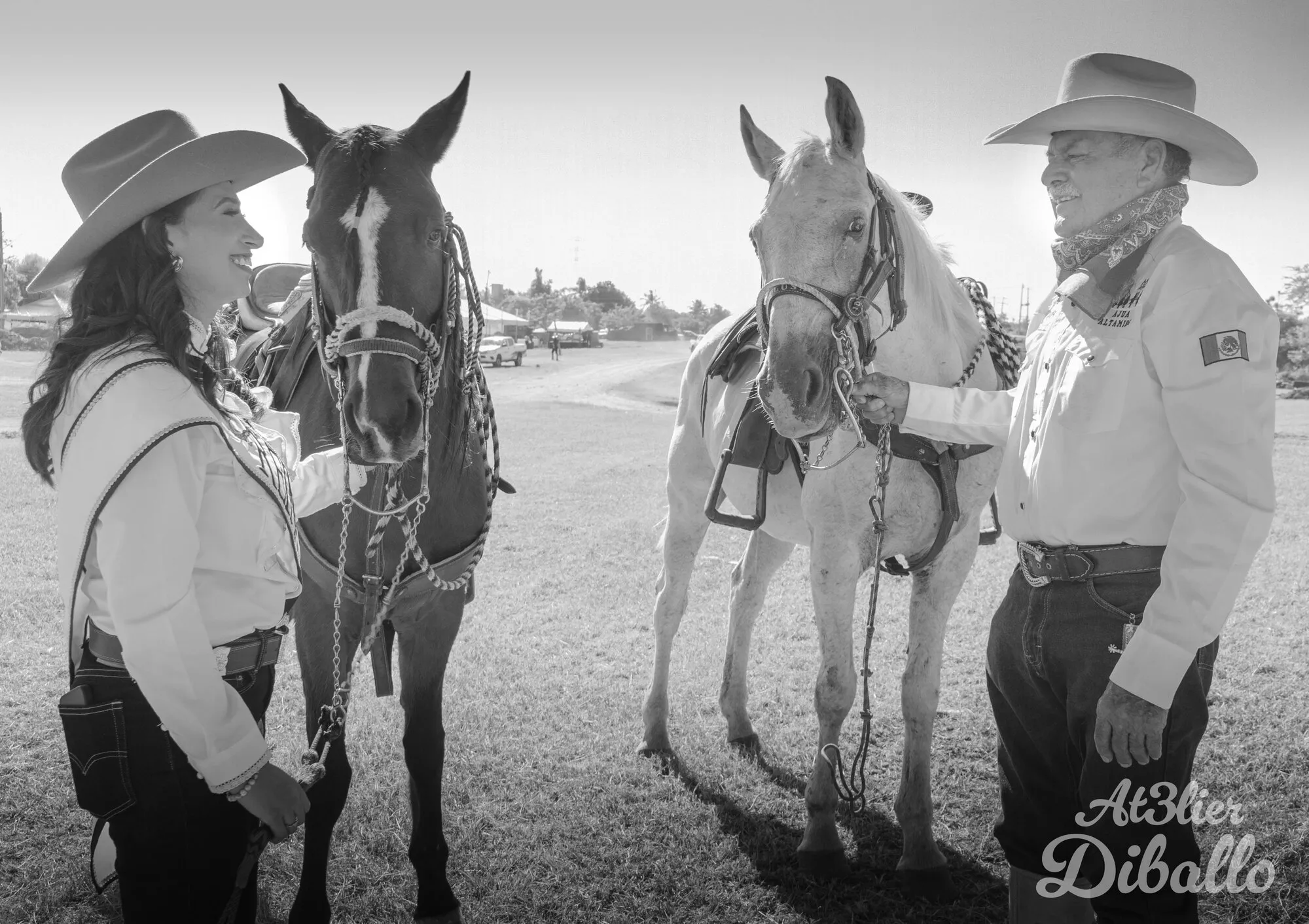 Sesión charra en blanco y negro con caballos