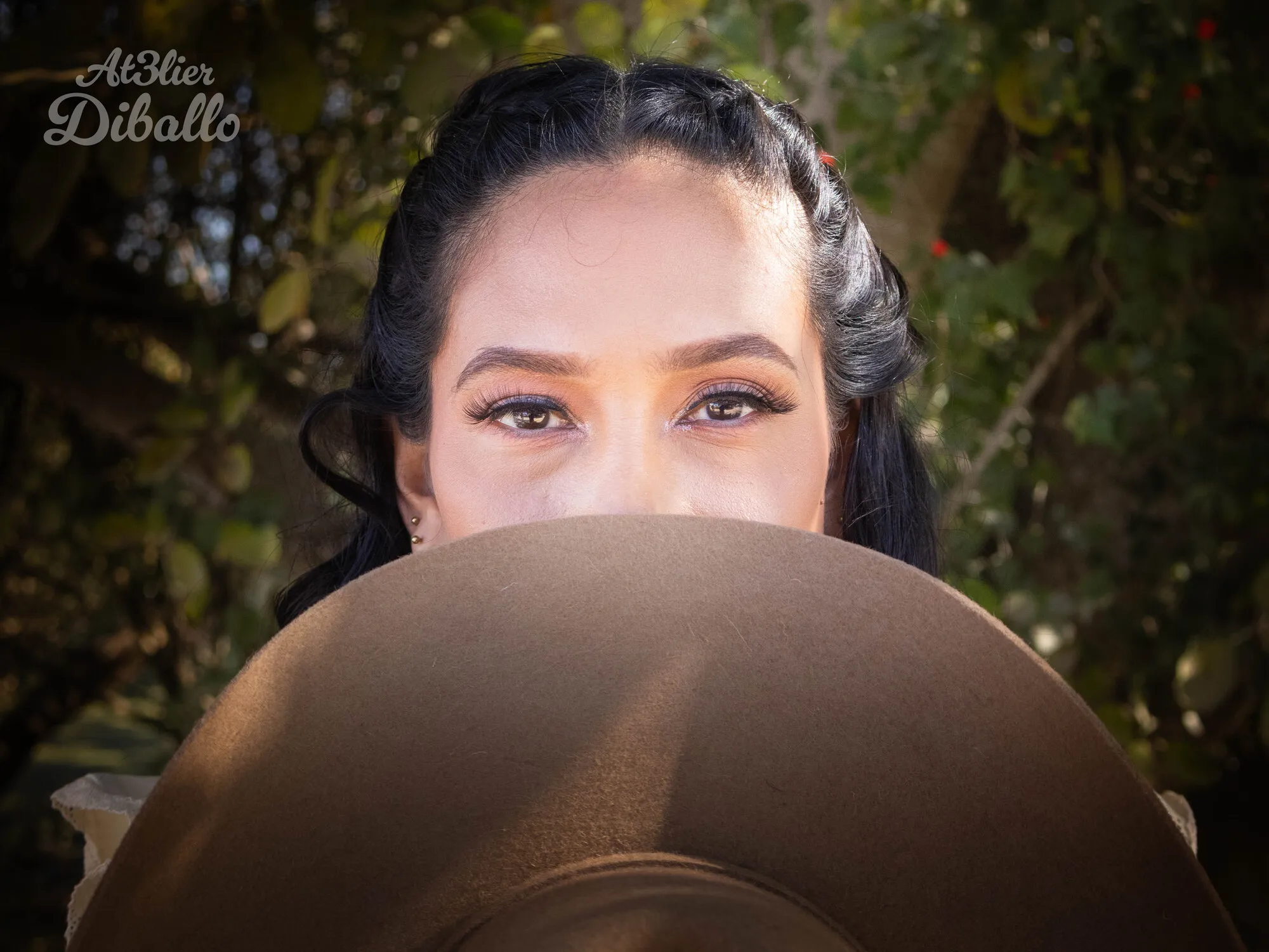 Mujer que se asoma por encima del ala de su sombrero